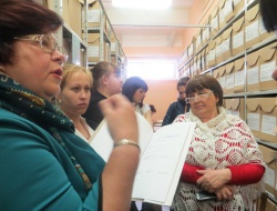 Студенты группы ДОУ и архивоведение в Областном архиве. Практическое занятие ведет Шестакова Н.К..JPG