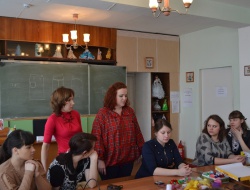 директор ателье свадебной и вечерней моды Касперович Л.Л. в колледже с мастер-классом Цветы из ткани.JPG