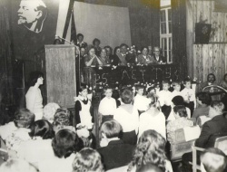 Пионеры поздравляют училище с 25-летием (1977 год).