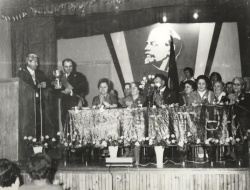 Секретарь парткома РМЗ Тарасов В.С. вручает грамоту и кубок в связи с 25-летием ТУ № 4 (1977 год).