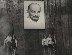 Совместный вечер «Посвящение в рабочие», 1977 год. Знаменосцы и ассистенты ТУ-1 и ТУ-4 у знамен на сцене «ДК Нефтехимик»